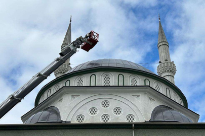 Leylek ve yavrusunun yeni yuvası Altınova Belediyesi’nden “LEYLEĞİMİZE YUVASI BİZDEN İSMİ SİZDEN”