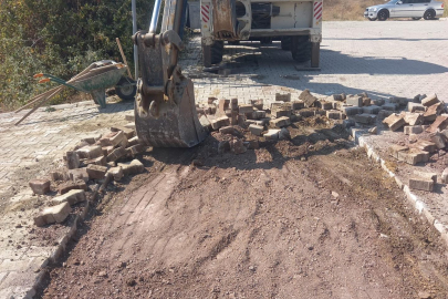 Yalova Kadıköy’de Genel Çevre Temizliği ve Parke Yol Onarım Çalışmaları Büyük Bir Hızla Gerçekleştiriliyor