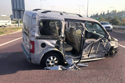 Yalova’da feci kaza: Tıra çarpan otomobilde iki kişi yaralandı