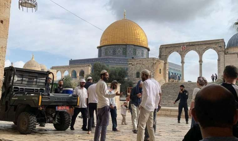 israil polisi filistinlilere gaz bombası atıyor