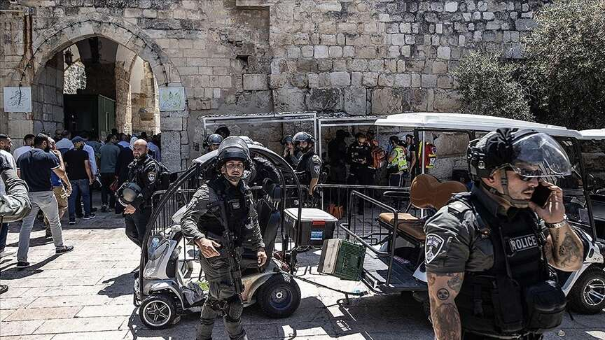 israil polisi filistinli müslümanlara gaz bombası atıyor