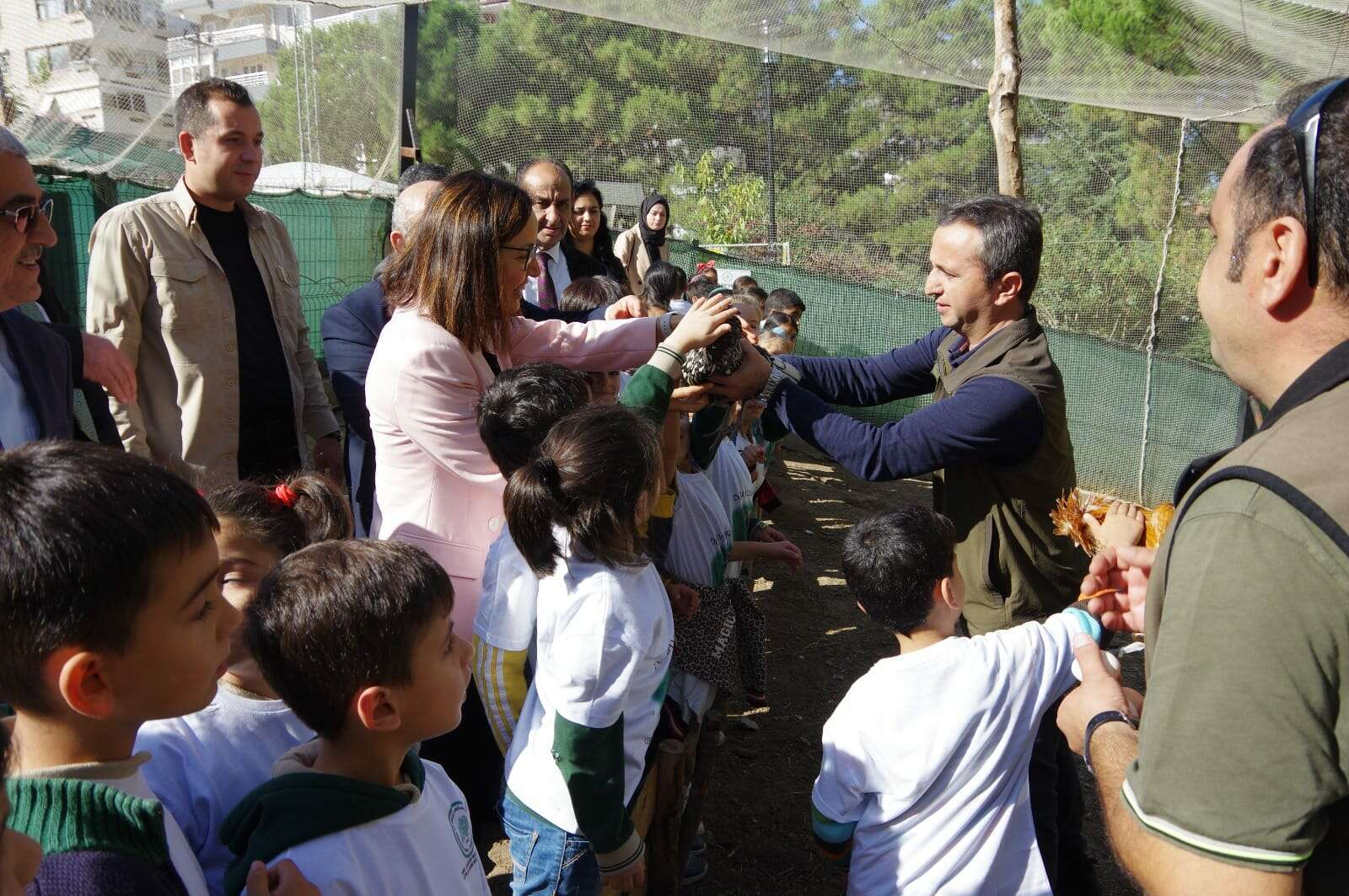 yalova valisi hülya kaya çocuklarla bir arada