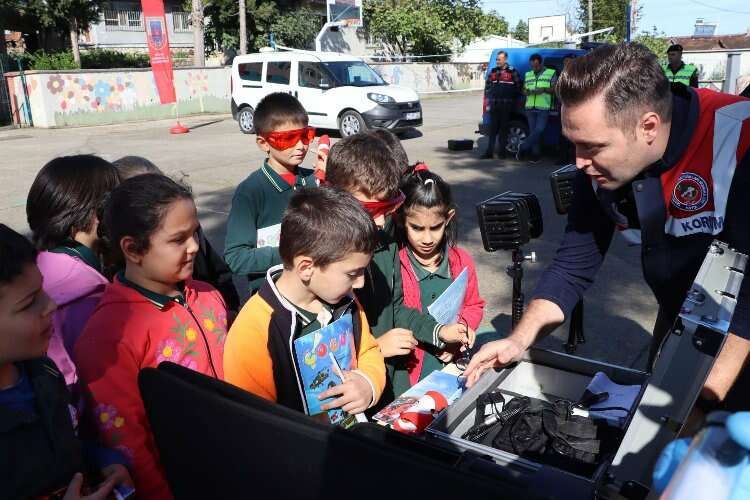 yalova'da jandarma ve çocuklar