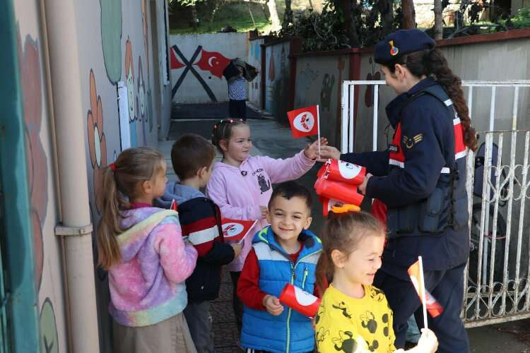 YALOVA'DA JANDARMA ÇOCUKLARLA BİR ARADA