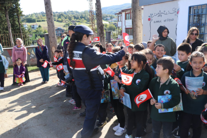 Yalova’da Jandarma, cumhuriyetin 100. yılında öğrencilerle buluştu