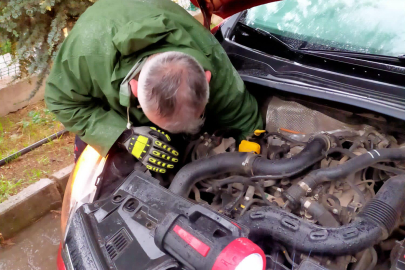 Yalova’da Motora sıkışan kediyi itfaiyeciler kurtardı