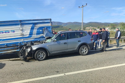 Yalova’da Lüks araç emniyet şeridindeki kamyonete çarptı