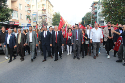 CHP Yalova İl Teşkilatı Yalova’da görkemli bir yürüyüşe imza attı