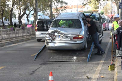 Yalova’da kamyonet önce duran otomobile, ardından demir parmaklıklara çarptı