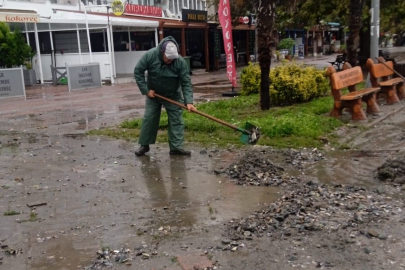 Yalova Armutlu’da dev dalgalar tonlarca kumu caddeye fırlattı