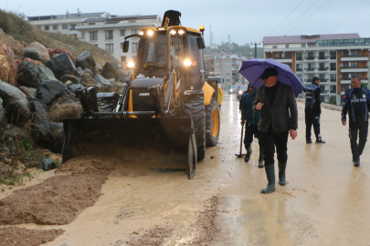 Yalova Çınarcık’ta dev kayalar yola yuvarlandı