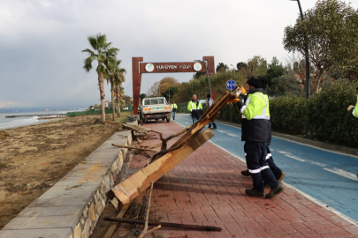 Yalova Belediyesi ekipleri sahilleri temizledi