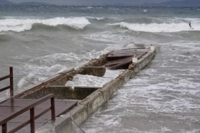 Yalova Yürüyen Köşk'ün iskelesi yükselen dalgalar yüzünden hasar aldı