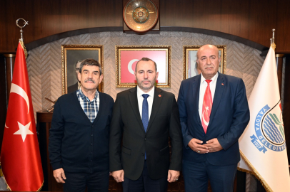 Yalova Belediye Başkanı Mustafa Tutuk'tan emekli personellere teşekkür plaketi