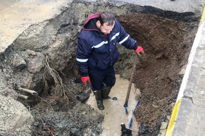 Yalova Çınarcık’ta Barbaros Caddesi’nde Su Patlağı Onarılıyor