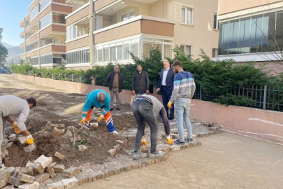 Başkan Soyer parke taşı ve bordür çalışmalarını yerinde inceledi