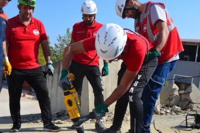 YSAK Başkanı Barbaros Kibar, ’’Yalova’da biz bize yeter durumda olmalıyız’’...  Marmara'da beklenen olası bir depremde neler yaşarız?