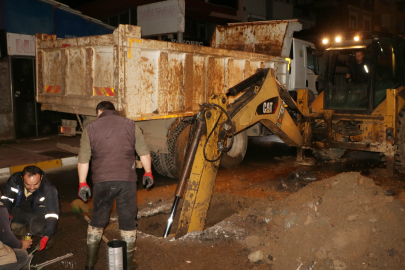 Çınarcık Belediyesi Vali Akı Caddesi’nde boru patlağına müdahale etti