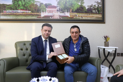 Sanatçı Mahmut Tuncer Yalova İl Milli Eğitim Müdürü Akmeşe'yi ziyaret etti