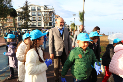 Çiftlikköy Belediye Başkanı Silpagar, öğrencilerle sahil temizliği yaptı