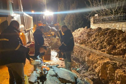 Çınarcık Belediyesi Şehit İbrahim Yüksel Caddesi’ndeki su patlağına müdahale etti