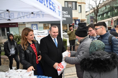 Yalova Belediye Başkanı Mustafa Tutuk hemşehrilerine kandil simidi ikram etti