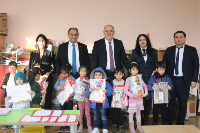 Yalova Çınarcık Belediye Başkanı Numan Soyer, öğrencilere karne dağıttı