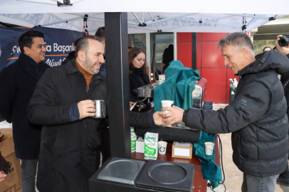 Yalova Belediye Başkanı Mustafa Tutuk'tan öğrencilere kahve jesti