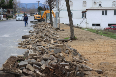 Yalova Belediyesi tarafından Vatan Caddesi’nin kaldırımları yenileniyor