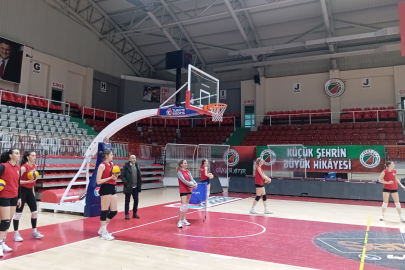 Çiftlikköy Belediyespor Voleybol Şube Sorumlusu Metehan Karadeniz, takımı ziyaret etti