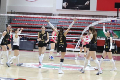 Semt 77 Yalovaspor Voleybol son maçı galip tamamladı