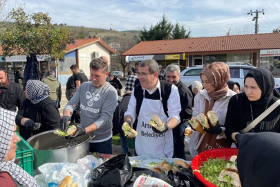 Armutlu Belediye Başkanı Mustafa Tokat, elleriyle balık ekmek dağıttı