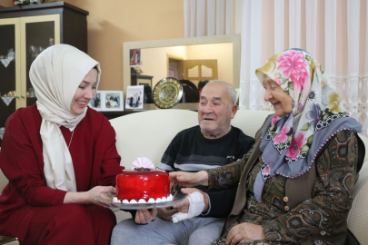 Yalova Çınarcık Belediyesi’nden Sevgililer Gününde En Eski Evli Çiftlere Ziyaret