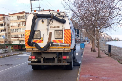 Yalova Çınarcık Belediyesi her sabah yol süpürme aracı ile caddeleri temizliyor