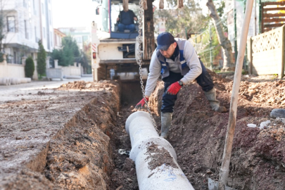 Yalova Belediyesi ekipleri tarafından yağmursuyu hattı döşeniyor