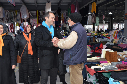 AK Parti Altınova Belediye Başkan Adayı Regaip Ahmet Özyiğit, pazarcı esnafı ve vatandaşlarla buluştu