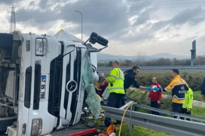 Yalova’da Otobanda TIR devrildi: 1 yaralı