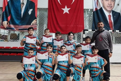 Koruköylü voleybolcular, tüm setleri alarak grup birincisi oldu