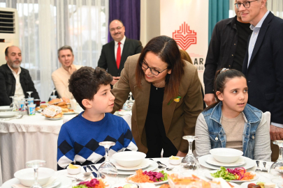 Yetim çocuklara iftar yemeği