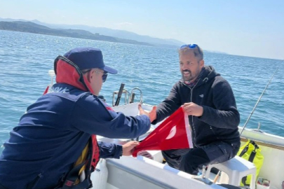 Sahil Güvenlik Komutanlığından denize açılan vatandaşlara bayram sürprizi