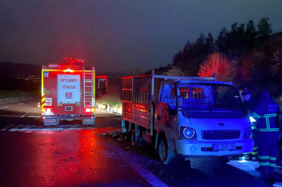 Çiftlikköy ve Altınova İtfaiyesi araç yangınına zamanında müdahale etti