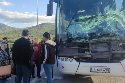 Yalova Bursa yolunda yolcu otobüsü TIR’a çarptı, faciadan dönüldü