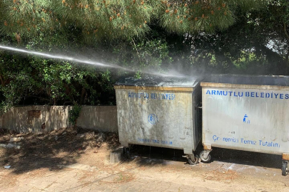 Armutlu’da çöp konteynerleri ilaçlanıyor