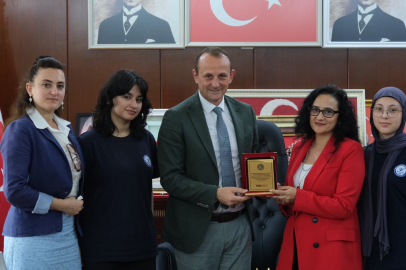 Başkan Yele’den Atık Şampiyonlarına plaket