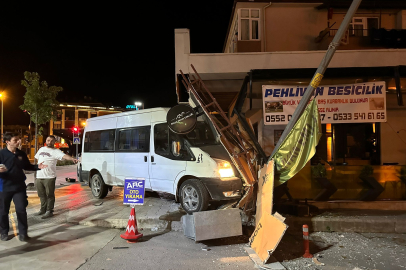 Önce araca çarptı, sonra emlak dükkânına girdi!