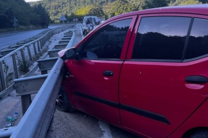 Otomobil bariyerlere girdi genç kız ölümden döndü