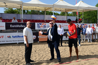 2024 CEV U22 Plaj Voleybolu Avrupa Şampiyonası Yalova’da başladı! İlk servis Başkan Mehmet Gürel'den