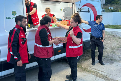 Yalova Kızılay depremzedelere sıcak yemek dağıttı! “Olası bir depreme hazırlıklıyız”