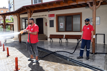 Cami çevrelerinde bayram temizliği yapılıyor