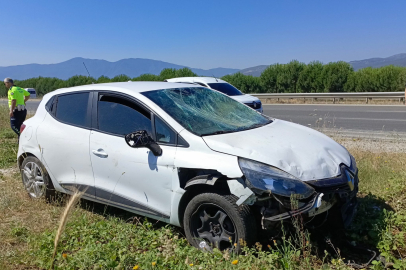 Sürücüsü uyuya kalan otomobil çalılara girdi